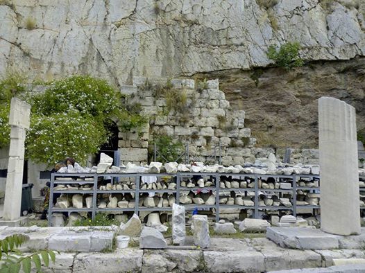 Πρόσκληση για συμπροσευχή στη μοναδική Θεία Λειτουργία στο Παρεκκλήσι της Ζωοδόχου Πηγής, στο Ασκληπιείο&nbsp;Ακροπόλεως