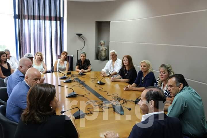 Ο Κυριάκος Κόκκινος κι η Σίσσυ Κατσούδα στο Δήμο Ραφήνας για τους πυρόπληκτους με τον Παντελή Μπούμπουρα και το Δήμαρχο Οδησσού