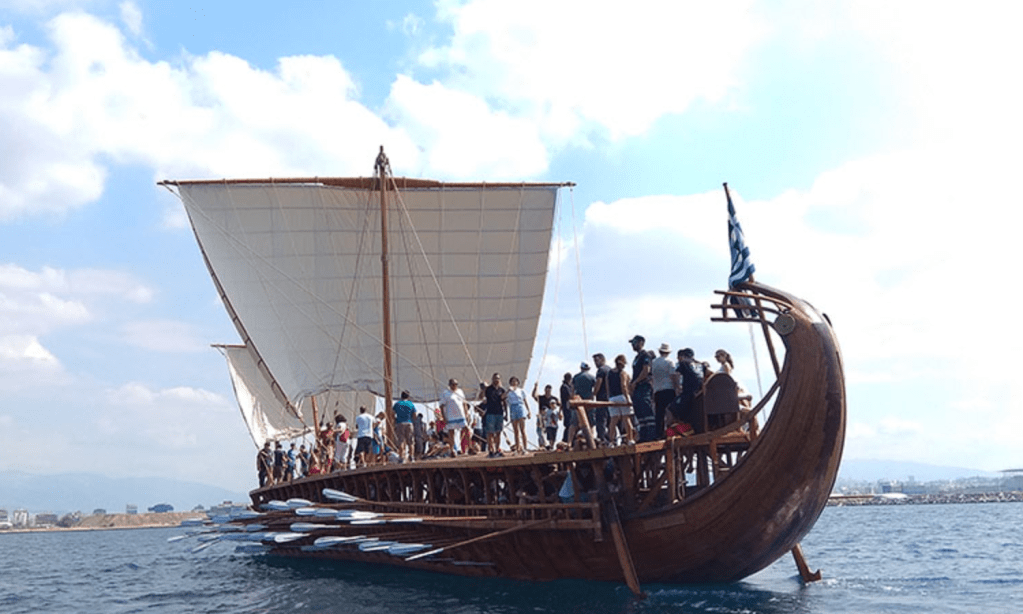 Ομαδική κωπηλασία μελών και φίλων του ΚΟΣΜΟΠΟΛΙΣ με την τριήρη ΟΛΥΜΠΙΑΣ