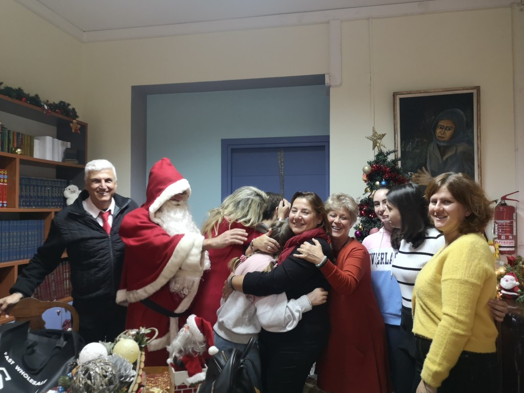 ΚΟΣΜΟΠΟΛΙΣ και ΙΩΝΙΔΕΣ  στην Εταιρεία Προστασίας Ανηλίκων Πειραιά και στην Χριστουγεννιάτικη αγορά της&nbsp;ΕΣΤΙΑΣ