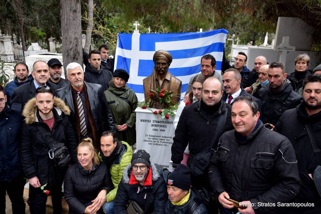 Ο Κυριάκος Κόκκινος, Δικηγόρος και Πρόεδρος της Κίνησης Οργανικότητας ΚΟΣΜΟΠΟΛΙΣ, με αντιπροσωπεία μας, στα αποκαλυπτήρια της προτομής του Νικηταρά στο Α νεκροταφείο&nbsp;Αθηνών
